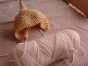 hat and cream yarn